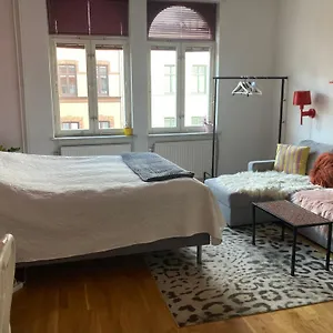 Apartment Med Eget Badrum Och Stort, Delat Koek,centralt I A In An Apartment, Own Bathroom And Kitchen Shared With A Family, Malmo